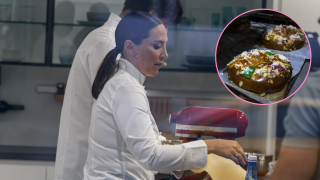 Tamara Falcó y un roscón de Reyes. (Foto: Gtres)