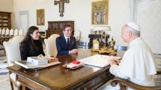 El alcalde Martínez-Almeida con Teresa Urquijo en el Vaticano. (Foto: Redes sociales)