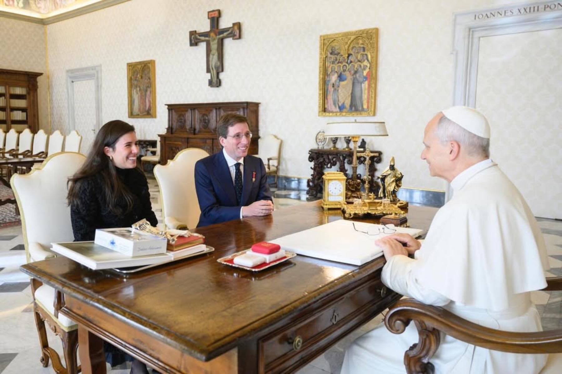 Almeida y Teresa Urquijo celebran el Día de Reyes con un guiño al Papa León XIV