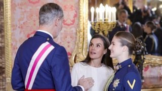 La Reina Letizia con la princesa Leonor y el Rey Felipe. (Foto: Gtres)