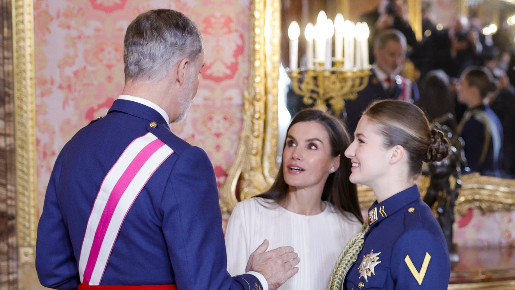 Minimalismo en blanco y negro: la Reina Letizia repite fórmula en la Pascua Militar