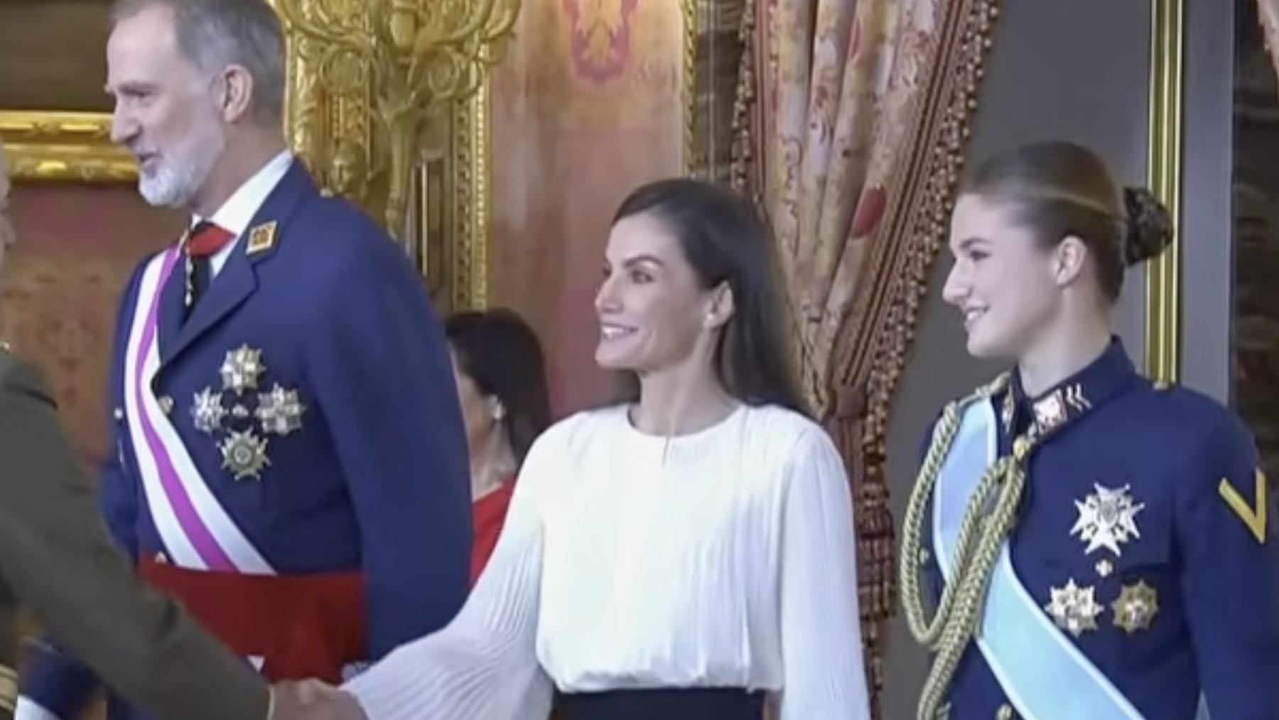Minimalismo en blanco y negro: la Reina Letizia repite fórmula en la Pascua Militar