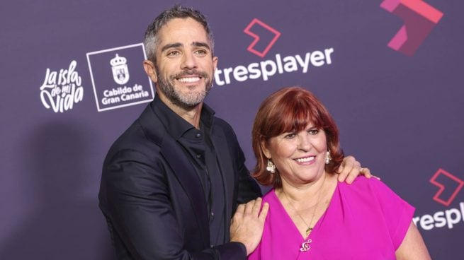 Roberto Leal y su madre, Mercedes Guillén, en un estreno. (Foto: Gtres)