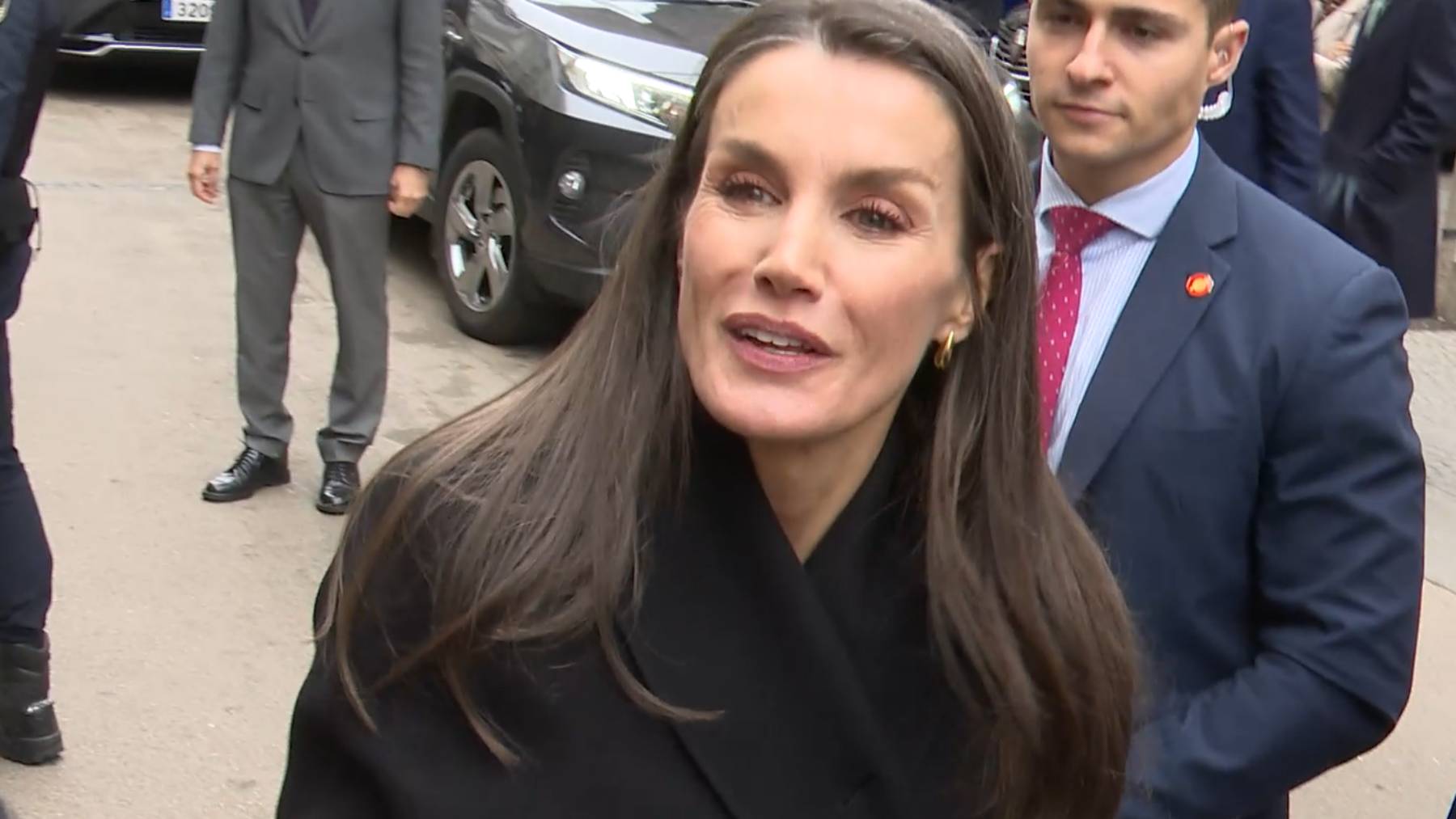 En vídeo: La Reina Letizia rompe el protocolo y responde así las felicitaciones por el Año Nuevo