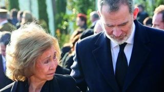 La Reina Sofía con el Rey Felipe. (Foto: Gtres)