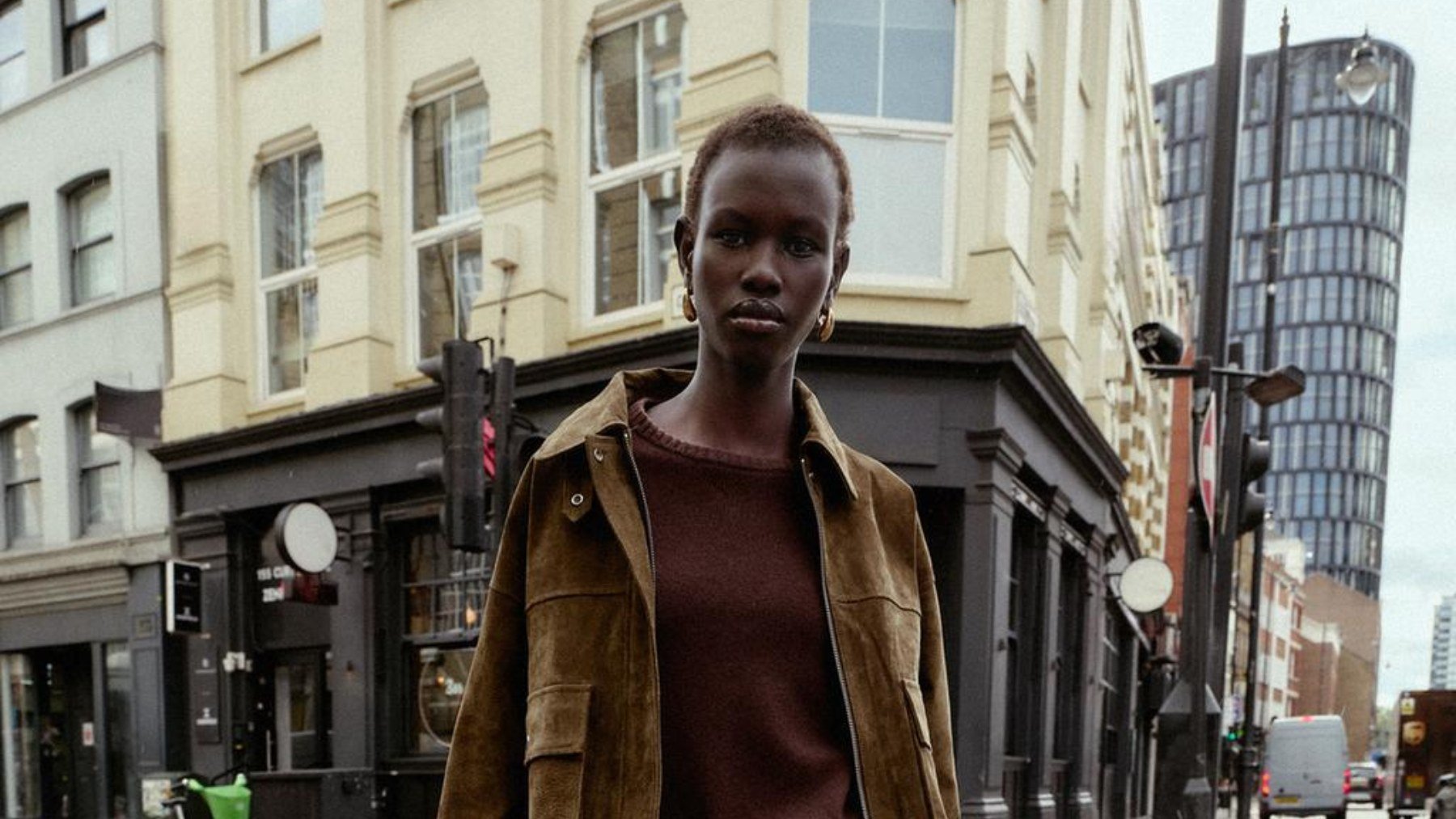 Los pantalones de Zara que están arrasando entre las amantes del animal print: están a un 40% de descuento