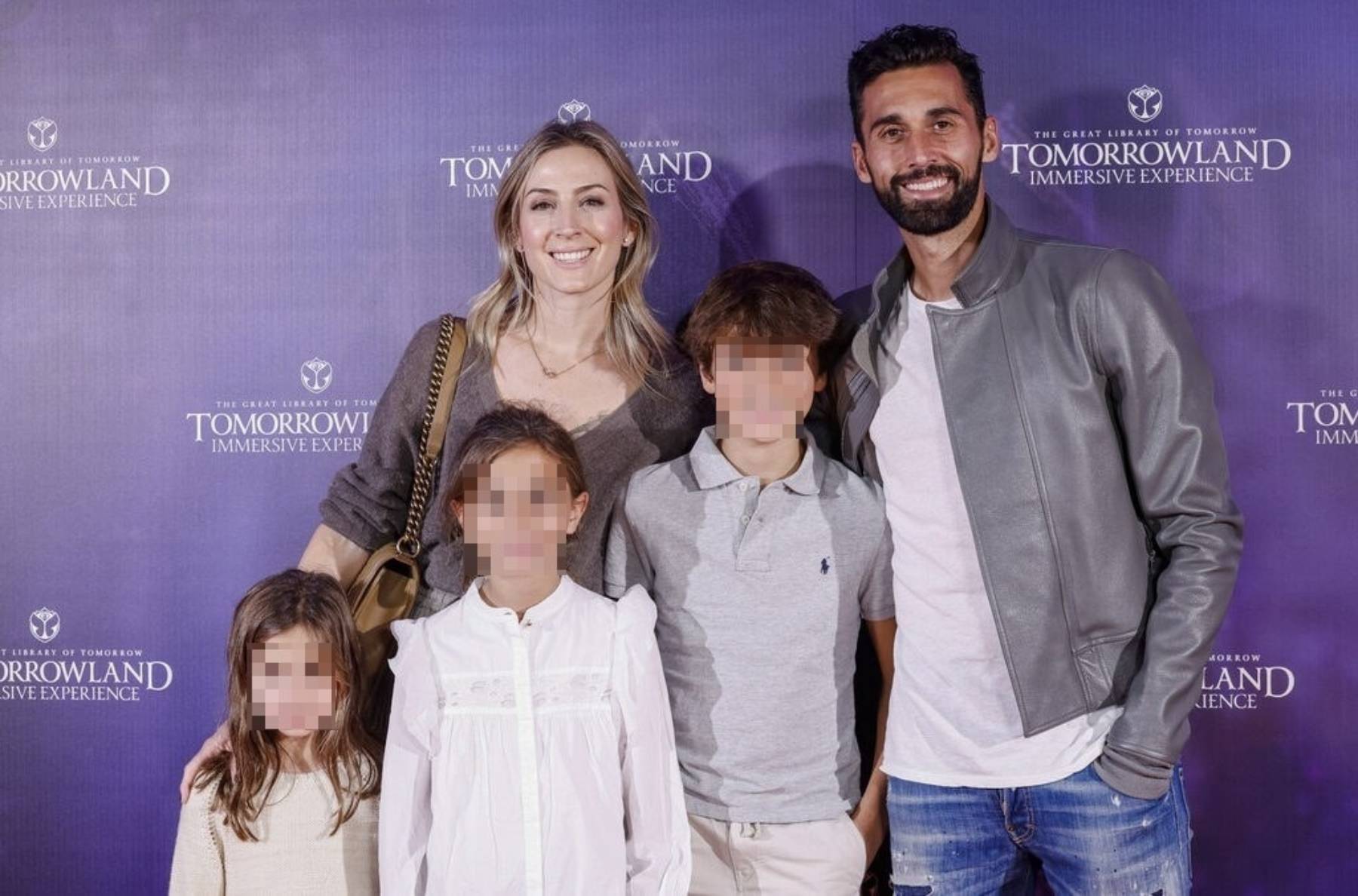 Álvaro Arbeloa y Carlota Ruiz junto a sus hijos en un evento en Madrid. (Foto: Gtres)