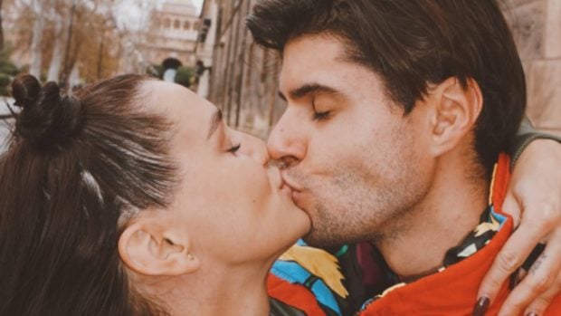 Marina Romero y Javier Tudela dándose un beso. (Foto: RR.SS.)