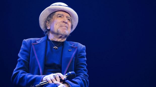 Joaquín Sabina durante una actuación. (Foto: Gtres)