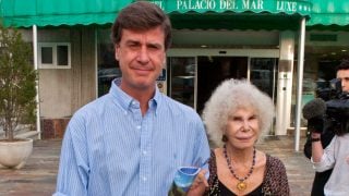 Cayetano Martínez de Irujo junto a su madre. (Foto: Gtres)