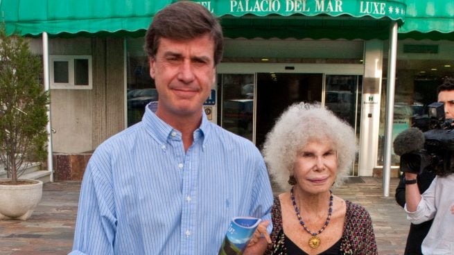Cayetano Martínez de Irujo junto a su madre. (Foto: Gtres)