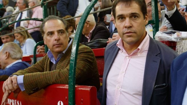 Luis Alfonso de Borbón y su cuñado durante la Feria del Pilar de Zaragoza. (Foto: Gtres)