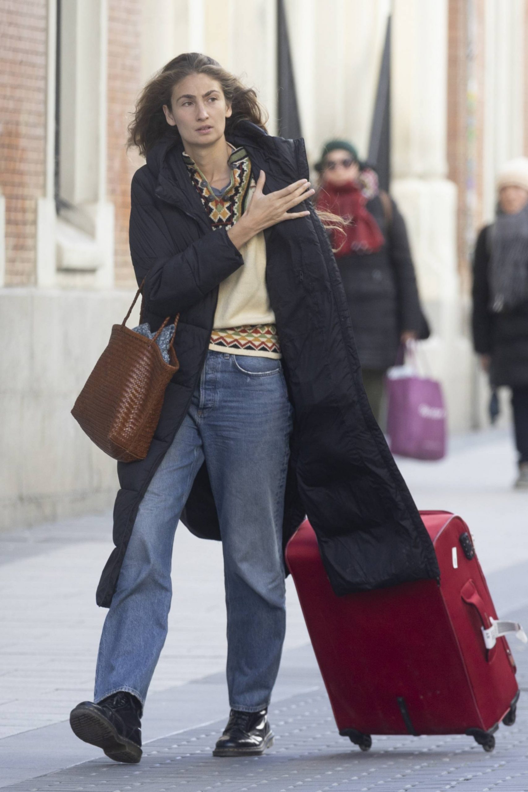 Almu Cañedo por las calles de Madrid. (Foto: Gtres)