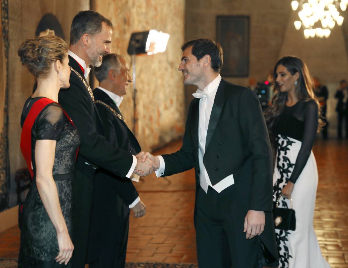 Los Reyes de España con Iker Casillas y Sara Carbonero de cena de Portugal. (Foto: Gtres)