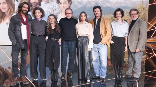 Blanca Romero junto al elenco de 'Pura Sangre'. (Foto: Gtres)