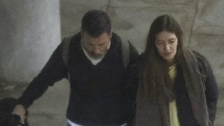 Sara Carbonero con su novio en Madrid. (Foto: Gtres)