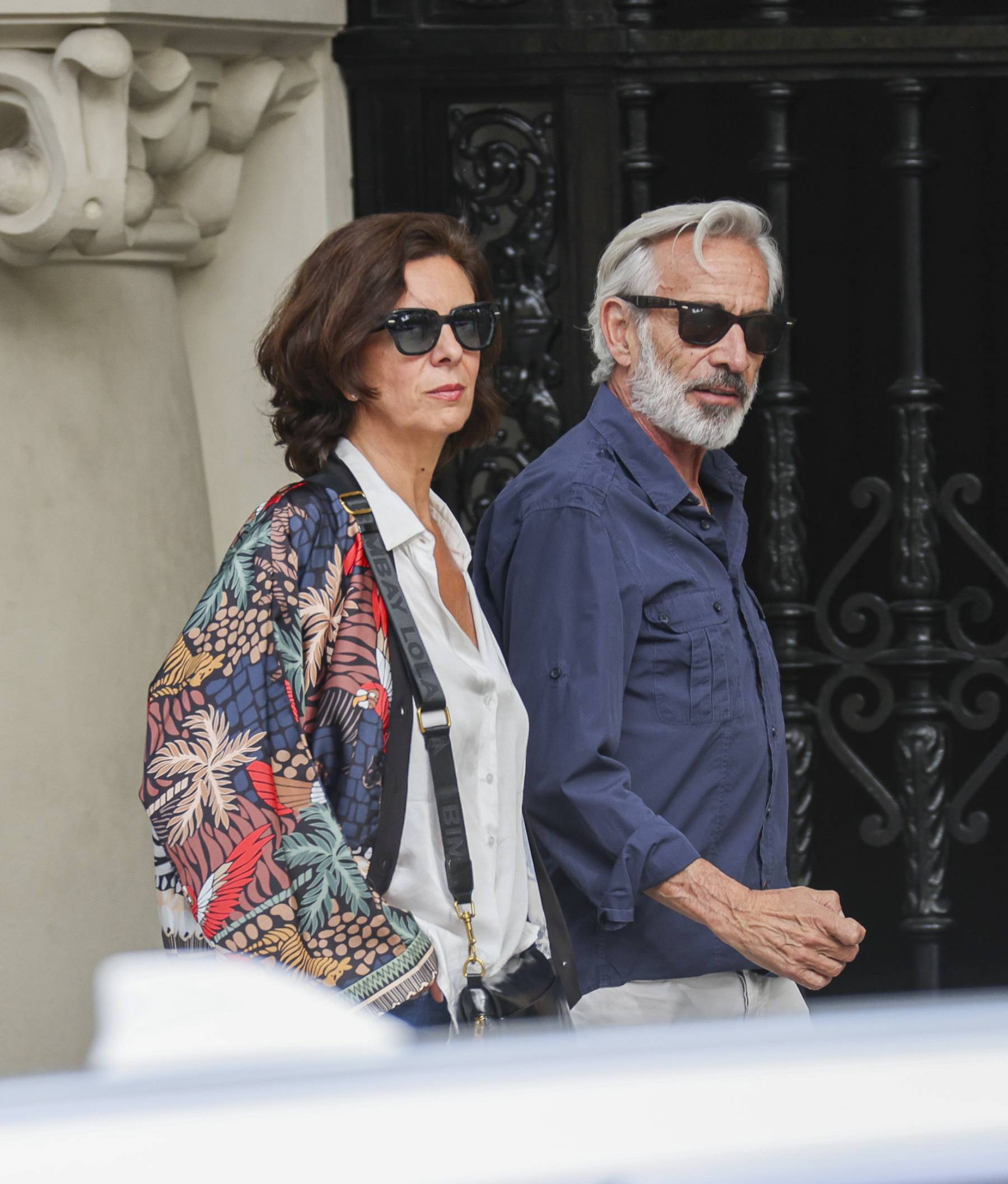 Imanol Arias junto a una amiga del actor en Madrid. (Foto: Gtres)
