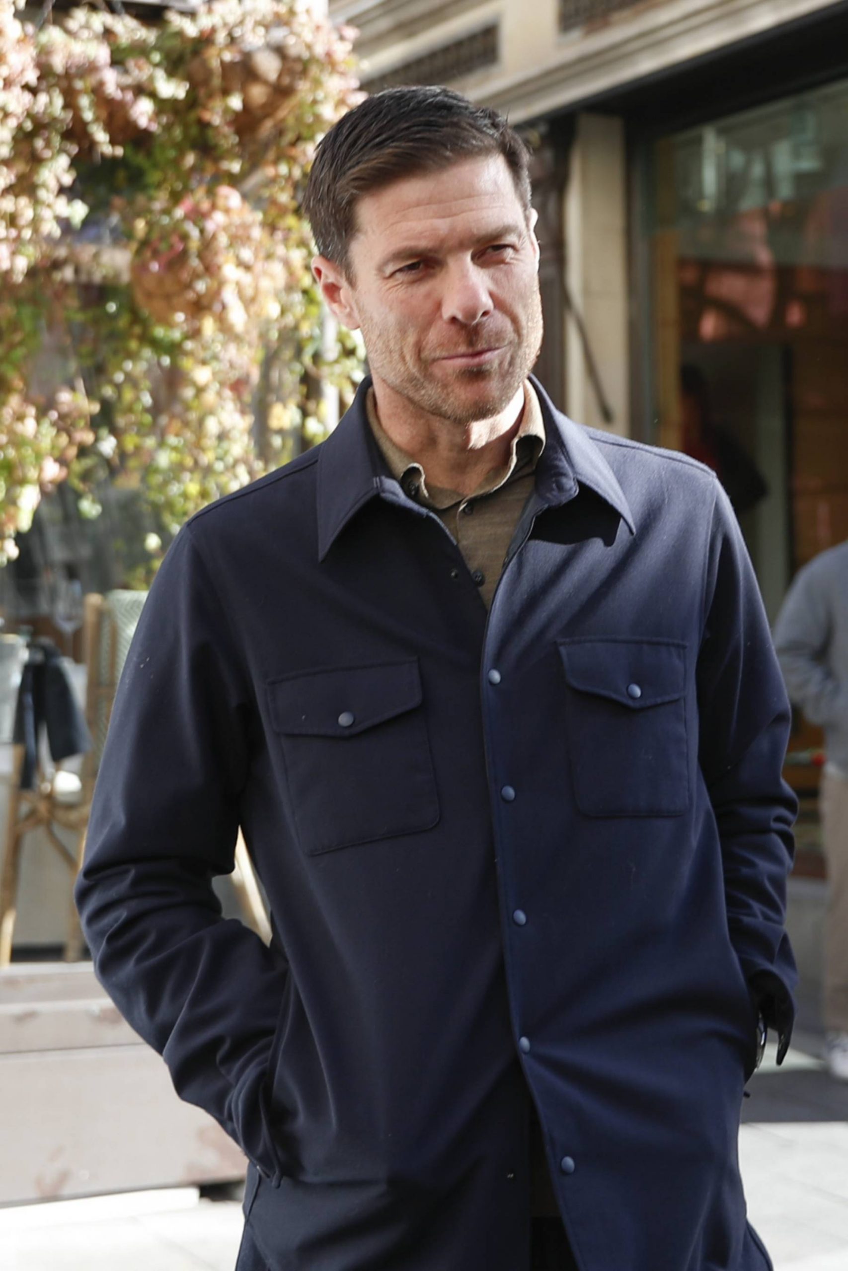 Xabi Alonso por las calles de Madrid. (Foto: Gtres)