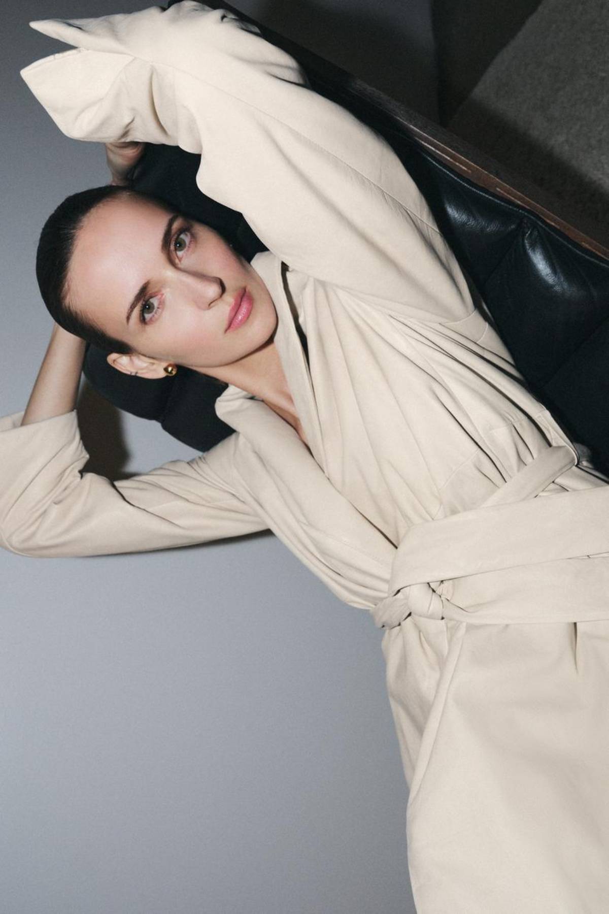 Detalle del cinturón en el mismo tejido, ajustable con lazadas.