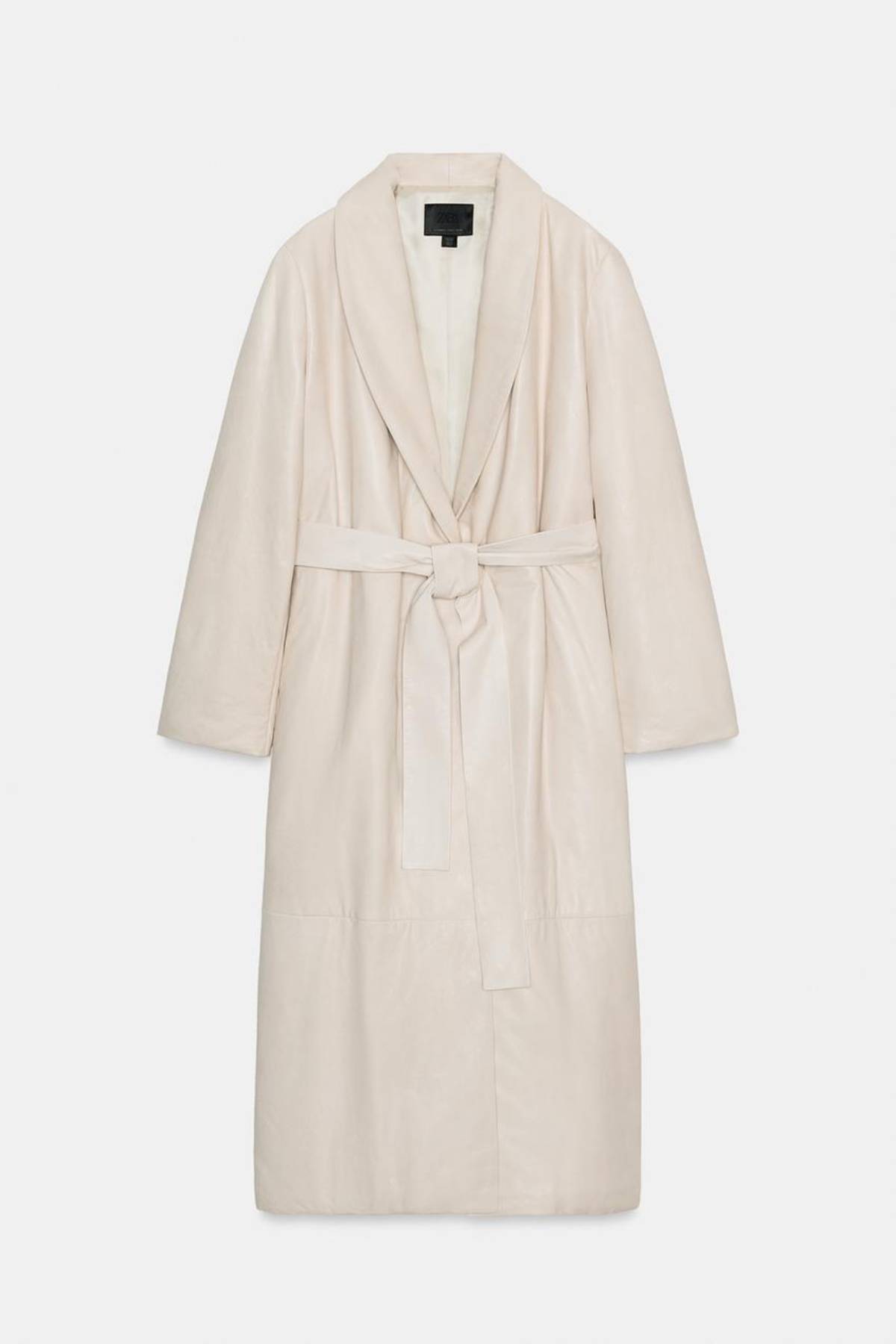 Disponible en un tono claro que potencia su aire editorial y su vocación atemporal.