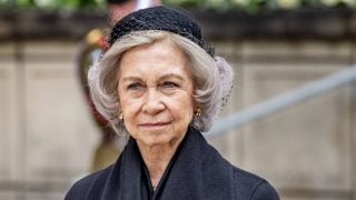La Reina Sofía en un funeral. (Foto: Gtres)
