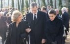 Los Reyes Felipe y Letizia junto a Doña Sofía en un funeral. (Foto: Gtres)