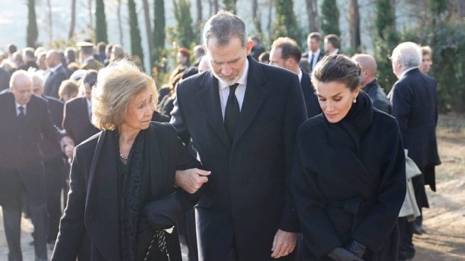 Los Reyes Felipe y Letizia junto a Doña Sofía en un funeral. (Foto: Gtres)