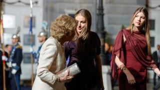 La Reina Sofía junto a la princesa Leonor y la infanta Sofía. (Foto: Gtres)