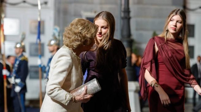 La Reina Sofía junto a la princesa Leonor y la infanta Sofía. (Foto: Gtres)