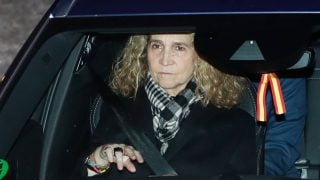 La infanta Elena en el interior de un vehículo. (Foto: Gtres)