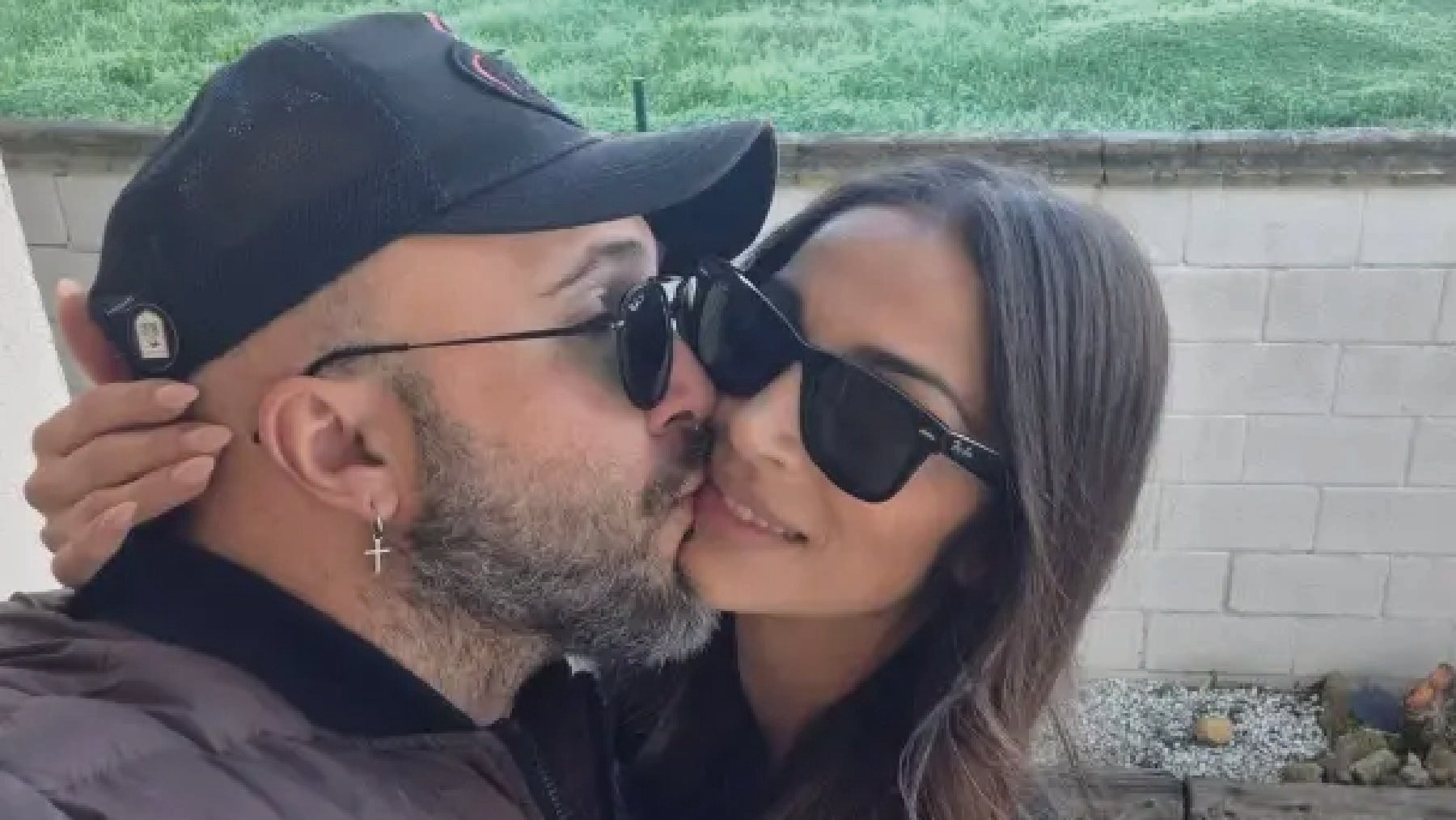 Las imágenes del apasionado encuentro de Kiko Rivera con su novia Lola en el centro de Madrid