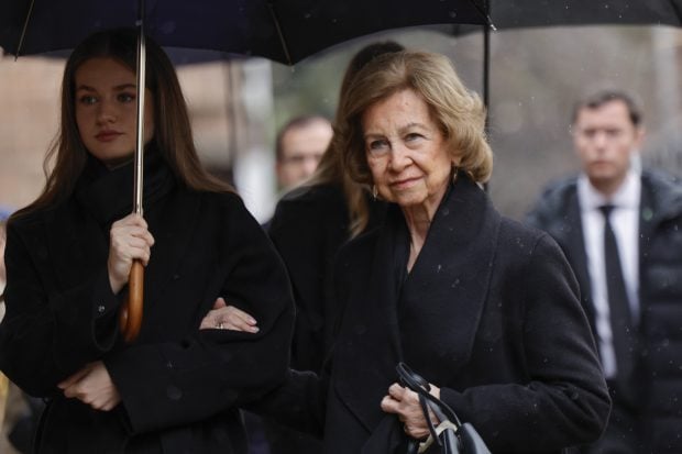 La princesa Leonor junto a la Reina. (Foto: Gtres)