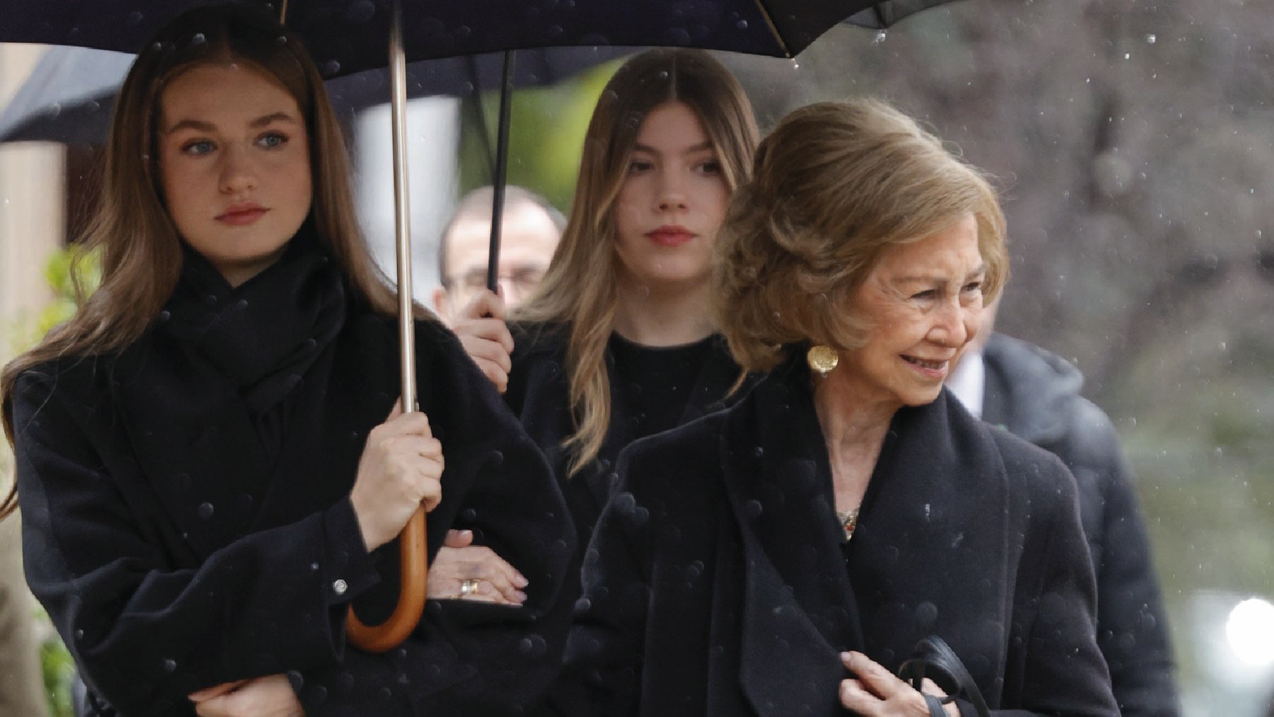 La princesa Leonor y la infanta Sofía, de riguroso luto, se convierten en el