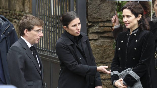 José Luis Martínez-Almeida, Teresa Urquijo e Isabel Díaz Ayuso. (Foto: Gtres)
