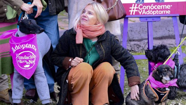 Eugenia Martínez de Irujo rodeada de animales. (Foto: Gtres)