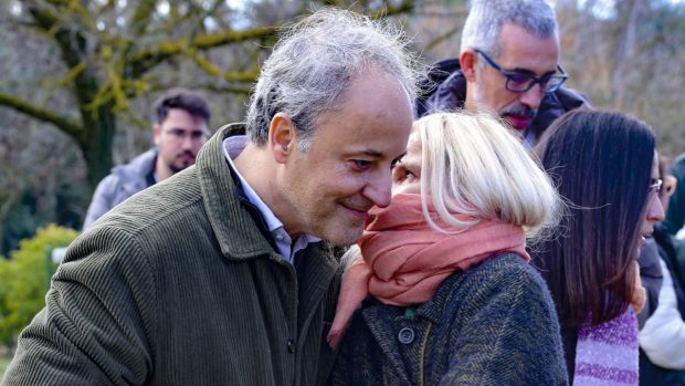 Eugenia Martínez de Irujo y Narcís Rebollo compartiendo confidencias. (Foto: Gtres)