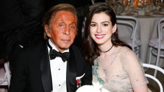 Valentino junto a Anne Hathaway. (Foto: Gtres)
