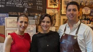 Isabel Díaz Ayuso en la Tasca La Ultramarina de Zaragoza. (Foto: Instagram)