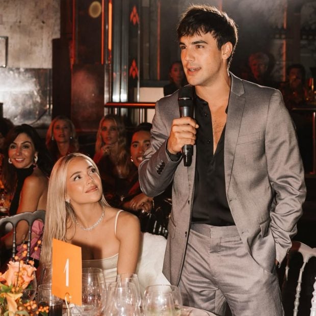 Óscar Casas le ha dedicado un premio a su chica, con la que quiere ser padre. (Foto: Redes Sociales)