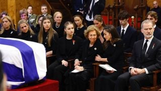 El Rey Felipe VI, la Reina Letizia, la Reina Sofía, la princesa Leonor y la infanta Sofía en la misa por la princesa Irene de Grecia en la Catedral de Atenas. (Foto: Gtres)