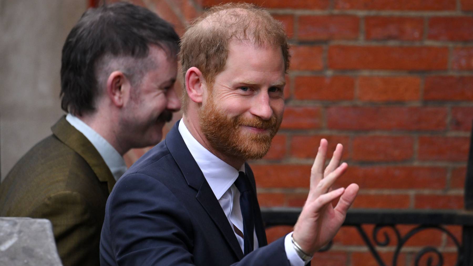 Sonriente y sereno: el príncipe Harry llega al Tribunal Superior de Londres