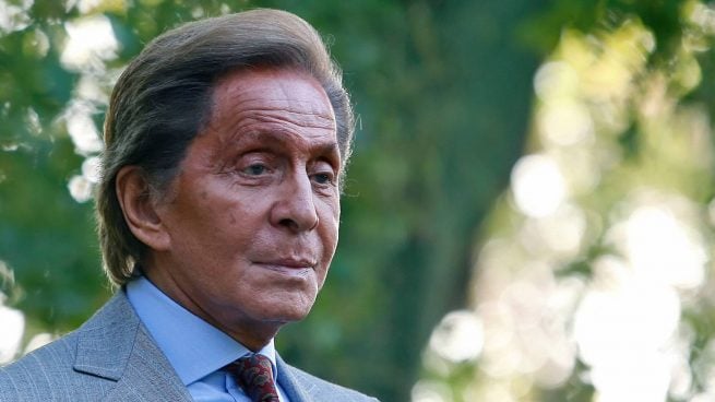 Valentino Garavani durante una sesión de fotos. (Foto: Gtres)