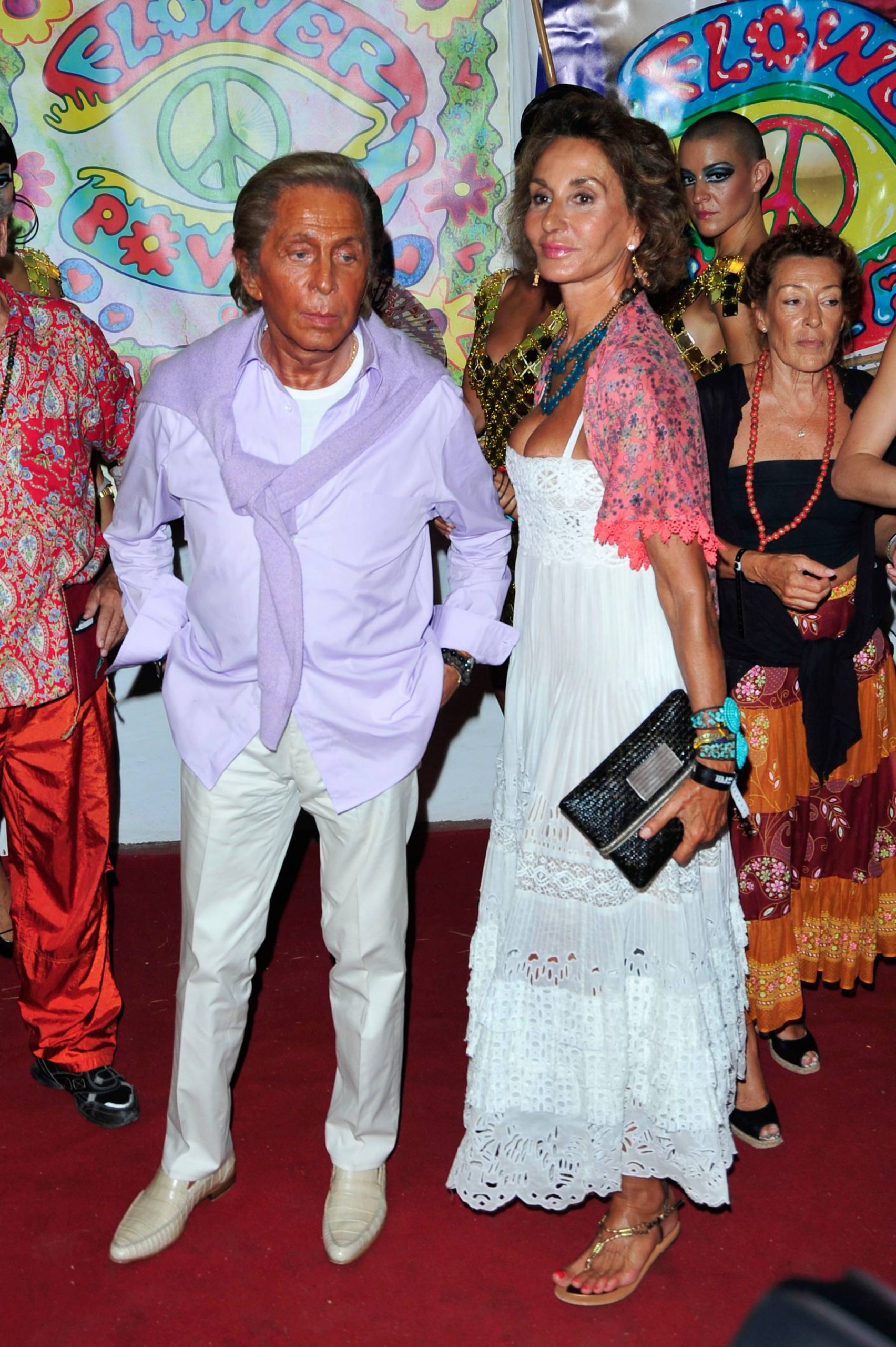 Valentino Garavani y Naty Abascal en una fiesta en Ibiza. (Foto: Gtres)