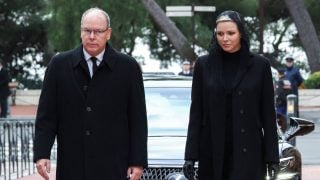 El príncipe Alberto y la princesa Charlene de Mónaco en un funeral. (Foto: Gtres)