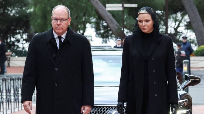El príncipe Alberto y la princesa Charlene de Mónaco en un funeral. (Foto: Gtres)