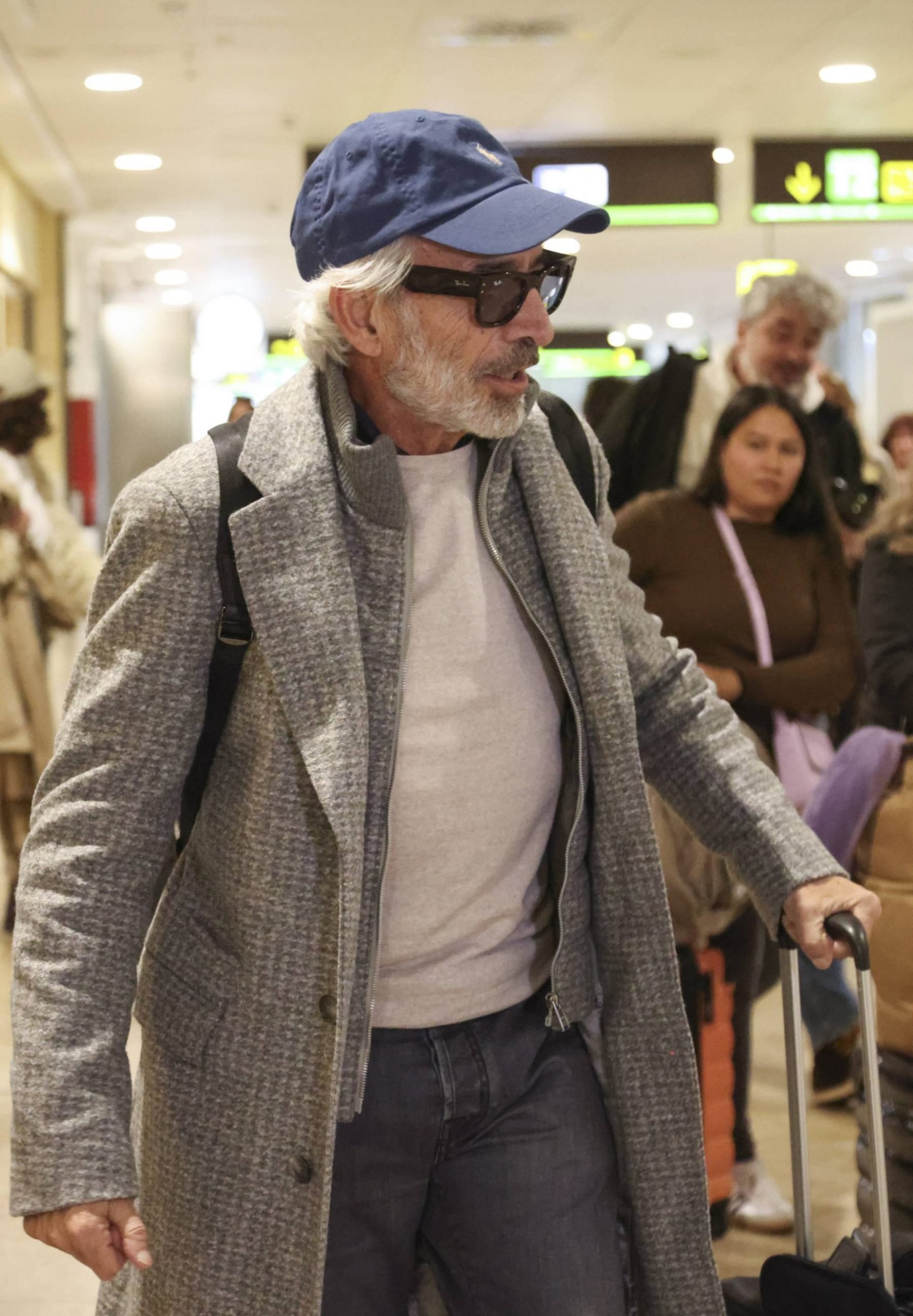 Imanol Arias en el aeropuerto en Madrid. (Foto: Gtres)