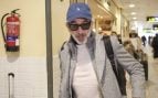 Imanol Arias en el aeropuerto en Madrid. (Foto: Gtres)
