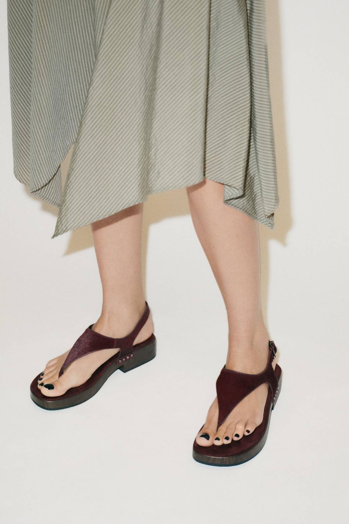 Sandalia con tachas en piel burdeos. Zara