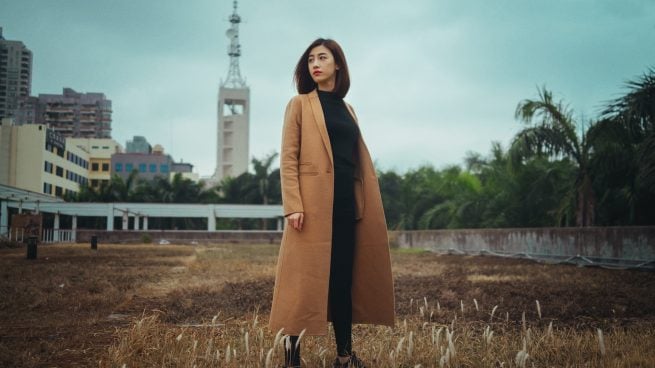 El abrigo efecto pelo de Mango que está volando en rebajas: es una ganga y lo llevan las más elegantes