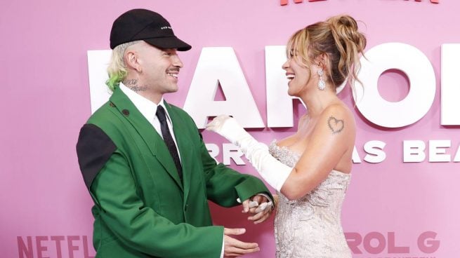 Karol G y Feid durante un estreno. (Foto: Gtres)